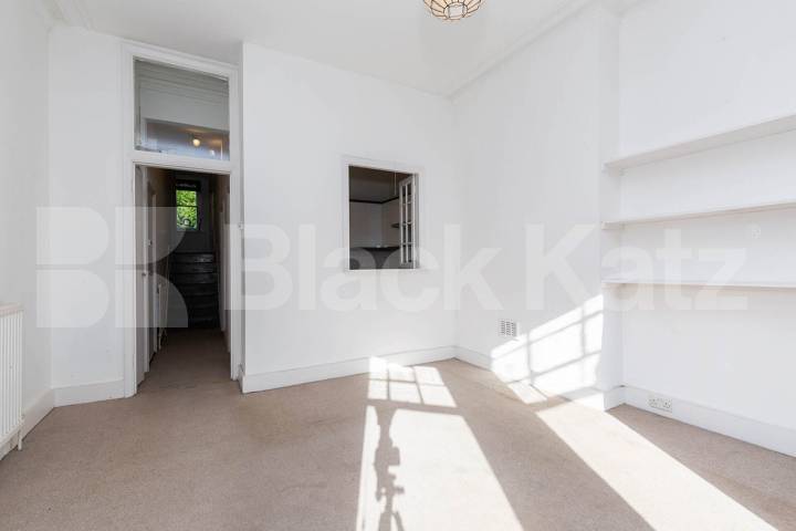 located on this popular cluster of roads in Highgate minutes to tube Milton Road, Highgate